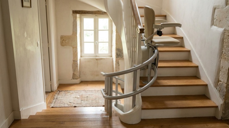 Monte-escalier tournant à rail courbe suivant un escalier avec palier